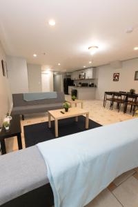 ห้องอาหารหรือที่รับประทานอาหารของ Bright & Cozy 2-Bed Apt mins to NYC