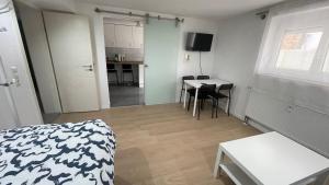 a room with a bed and a table and a kitchen at Apartment Erbach-Ulm in Erbach