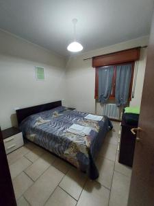 ein Schlafzimmer mit einem Bett in der Ecke eines Zimmers in der Unterkunft Vita Loca Apartments in Peschiera del Garda