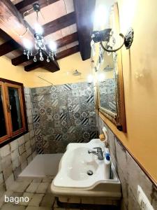 een badkamer met een wastafel en een spiegel bij Eremo di Santo Apollinare in Messenano