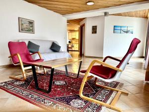 ein Wohnzimmer mit einem Tisch und 2 Stühlen in der Unterkunft Casa Zanetti in Poschiavo