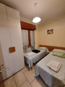 ein kleines Zimmer mit 2 Betten und einem Fenster in der Unterkunft Vita Loca Apartments in Peschiera del Garda