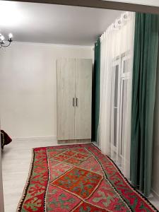 a room with a rug and a door and a closet at Ak Line in Bosteri