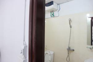 La salle de bains est pourvue de toilettes et d'une douche. dans l'établissement MÂY NÚI SA PA, à Sa Pa