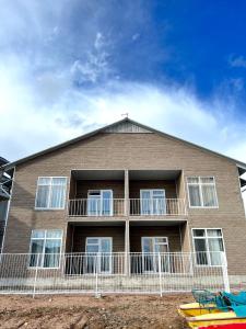 El edificio en el que está la casa de huéspedes 6 fotos más