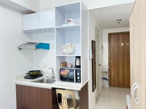 a kitchen with a sink and a microwave at Dreamy Sunset Bay in Manila