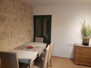 comedor con mesa, mesa y sillas en Two stand-alone flats on the cliff with wild animals, Galilee Sea & Mountains View en Safed