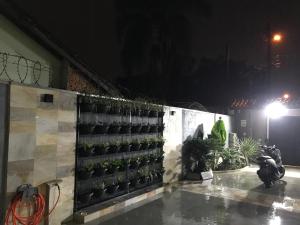 a wall with plants on the side of a building at Beach House Ocean in Bertioga