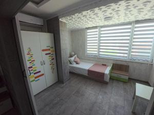 En eller flere senge i et værelse på Апартамент Александрови