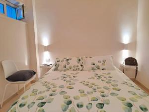 een slaapkamer met een bed met een bloemenbed bij Acasuzzadiaci in Aci Castello +28 foto's