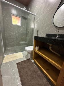 La salle de bains est pourvue d'une douche, de toilettes et d'un lavabo. dans l'établissement Villaggio das Árvores, à Retiro