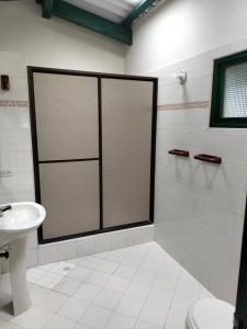 y baño con ducha, aseo y lavamanos. en CQ SANTA ANA, en San Antonio del Tequendama