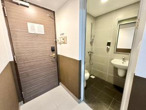 Uma casa de banho em The Snooze Hotel at Bugis