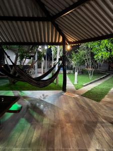 - un hamac dans un pavillon dans un parc dans l'établissement Villaggio das Árvores, à Retiro