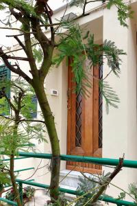 eine Holztür auf einem Gebäude mit einem Baum in der Unterkunft Cristina Tuscany Holiday in Poggibonsi