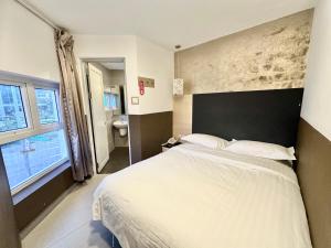 Uma cama ou camas num quarto em The Snooze Hotel at Bugis