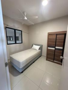 1 dormitorio con cama y espejo. en Huni @ Eco Ardence, Setia Alam, en Shah Alam