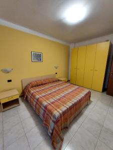 um quarto com uma cama e uma parede amarela em Meridian 45 A3 em Peschiera del Garda
