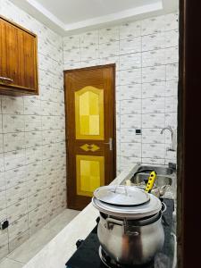 a kitchen with a pot on top of a stove at Passion housse service in Ouagadougou