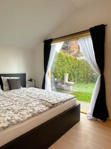 1 dormitorio con cama y ventana grande en Lodge Pia, en Bled