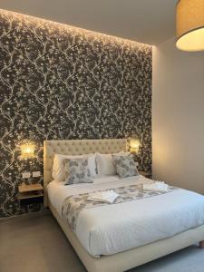 a bedroom with a bed with a black and white wall at Lina suites & rooms in La Spezia