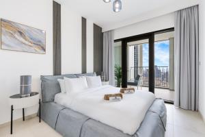 ドバイにあるPremium Home on 45th Floor with Full Burj Viewのベッドルーム(大きな白いベッド1台、ソファ付)