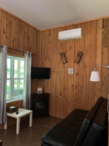 TV a/nebo společenská místnost v ubytování Chalets du Domaine Yamaska