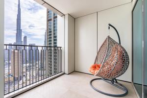 ドバイにあるPremium Home on 45th Floor with Full Burj Viewの市街の景色を望むバルコニー