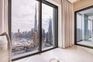 ドバイにあるPremium Home on 45th Floor with Full Burj Viewの市街の景色を望む大きな窓が備わる客室です。