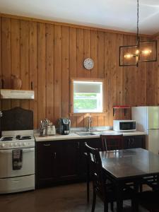 Kuchyň nebo kuchyňský kout v ubytování Chalets du Domaine Yamaska