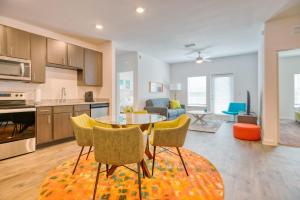 uma cozinha e sala de estar com mesa e cadeiras em Luxe One Bedroom Apartment with Balcony em Gainesville