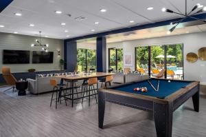 una sala de billar con una mesa de billar en una casa en Luxe One Bedroom Apartment with Balcony en Gainesville