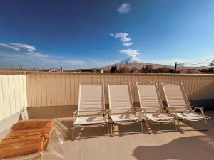 a row of chairs sitting on top of a roof at ヴィラ山間堂 Terrace Villa BBQ Bonfire Fuji view Annovillas in Fujikawaguchiko