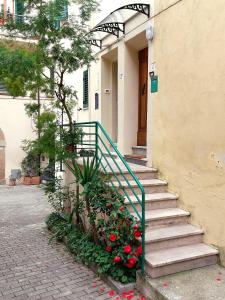 un escalier en face d'un bâtiment fleuri dans l'établissement Cristina Tuscany Holiday, à Poggibonsi