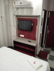 Postel nebo postele na pokoji v ubytování Hotel O Hotal Cloud Inn