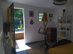 Fotografie z fotogalerie ubytování La petite case jaune , jaccuzi pierre à 3 min à pied du bassin Manapany, vue mer v destinaci Saint-Joseph