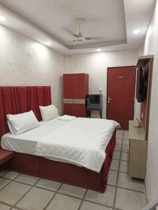 Postel nebo postele na pokoji v ubytování Hotel O Hotal Cloud Inn