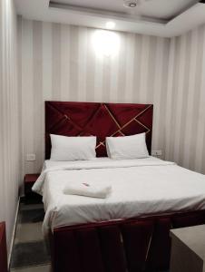 Postel nebo postele na pokoji v ubytování Hotel O Hotal Cloud Inn