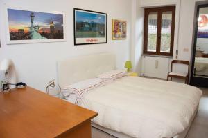 una camera da letto con letto e scrivania e poster appesi al muro di Centra House - Big Gardened Flat Near Rome a Velletri
