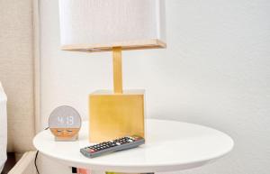 eine Lampe und eine Fernbedienung auf einem Tisch in der Unterkunft Deluxe One Bedroom Apartment in Gainesville