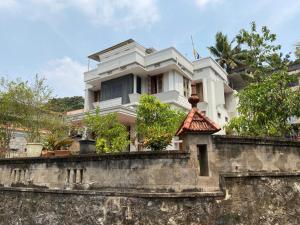 a white house sitting on top of a wall at ORMAYIDAM RESIDENCY in Trivandrum