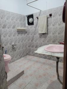 Hotel Capital one في كراتشي: حمام مع حوض ومرحاض
