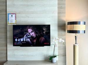 een poster van de film Darkside op een muur bij Themework Homestay@Cameron Highlands in Cameron Highlands