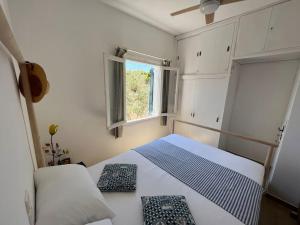 1 dormitorio con 1 cama con 2 almohadas en Traditioneel Grieks zomerhuis dichtbij de zee, en Vagia
