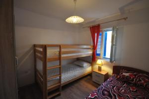 Katil dua tingkat atau katil-katil dua tingkat dalam bilik di Holidayhome Florecka
