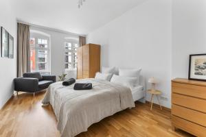 Ένα ή περισσότερα κρεβάτια σε δωμάτιο στο Stylish 120sqm Appartment in Berlin-Mitte