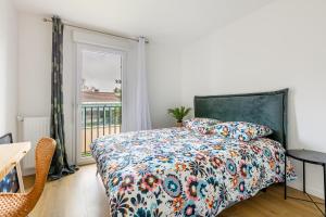 um quarto com uma cama e uma varanda em Fourcats Family em Chennevières-sur-Marne
