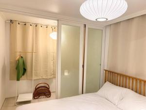Säng eller sängar i ett rum på 6min to Mangwon staion