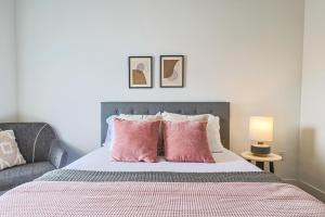 - une chambre avec un lit et des oreillers roses dans l'établissement Modern 2BD & 2BTH Santa Monica 5 min to the Pier, à Los Angeles