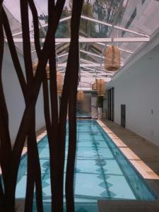 een zwembad in een gebouw met een plafond bij Armonía Casa Spa in Bogota